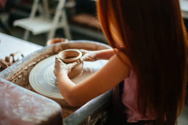 Hände junger Töpfer, aus nächster Nähe geschnitzte Tasse auf Töpferscheibe — Stockfoto