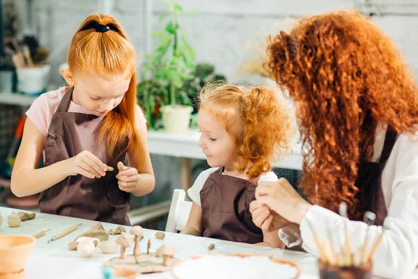赤毛の母と子供の娘自宅に一緒に粘土と遊びから成形 — ストック写真