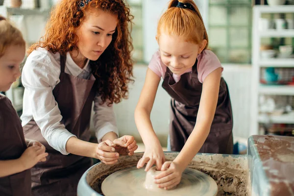 Madre e due figlie rosse fatto tazza di argilla con ruota in ceramica — Foto Stock