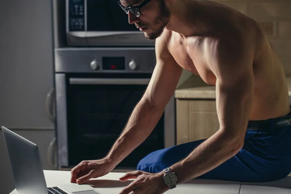 Fit Man Using Laptop - Muscular Athletic Bodybuilder Fitness Model Use Computer — Stock Photo, Image