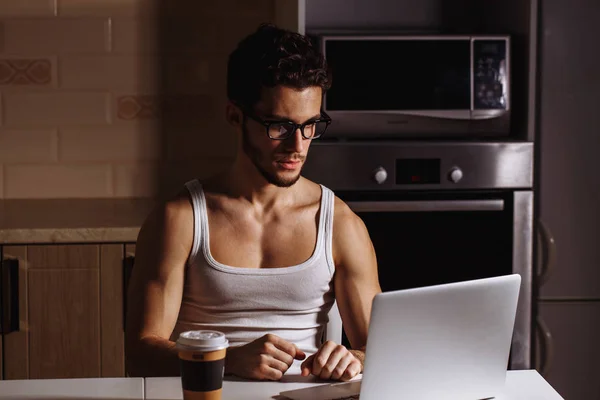 Homme avec café du matin et ordinateur portable à la table — Photo