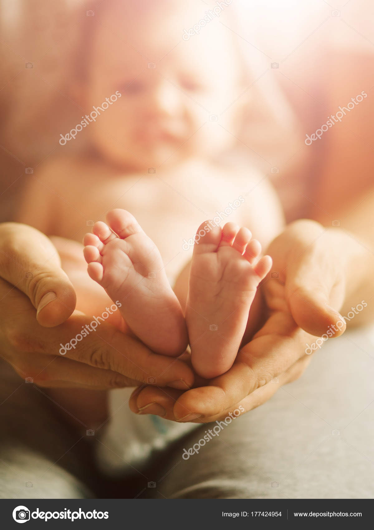 Nouveauné jambes de bébé dans les mères belle main avec accent doux sur les bébés pied image