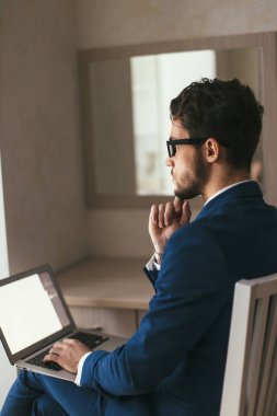 adam sabah erken bitmiş onun iş almak için onun laptop İnşaat