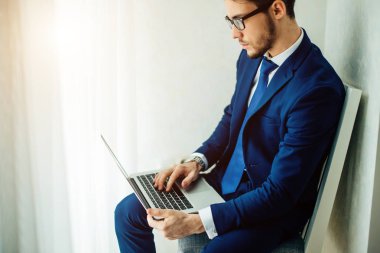 adam sabah erken bitmiş onun iş almak için onun laptop İnşaat