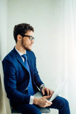 adam sabah erken bitmiş onun iş almak için onun laptop İnşaat