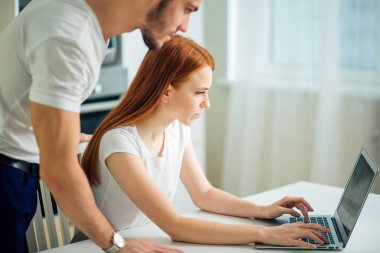 sorun, stresli çift kirasını ödemek için borçları ödeyecek param var