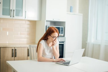 kadın girişimci evde onun mutfak masasında çalışırken düşünme