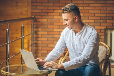 Çatı katında ofis fikirler kavramı devreye çalışan adam