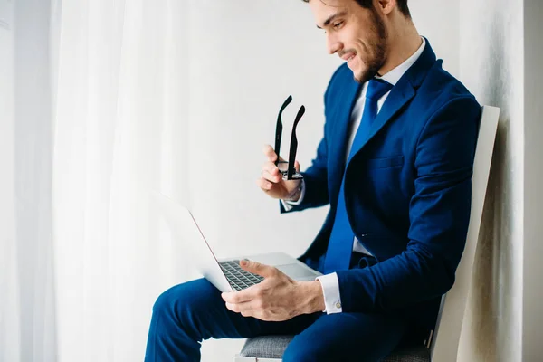 Jonge zakenman werkt met laptop op kantoor — Stockfoto