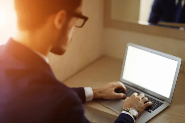 Mens werken op zijn laptop om alle zijn bedrijf gedaan vroeg in de ochtend — Stockfoto