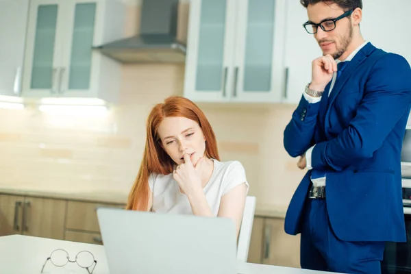 Gerentes de negocios que trabajan con un nuevo proyecto de startup en casa — Foto de Stock