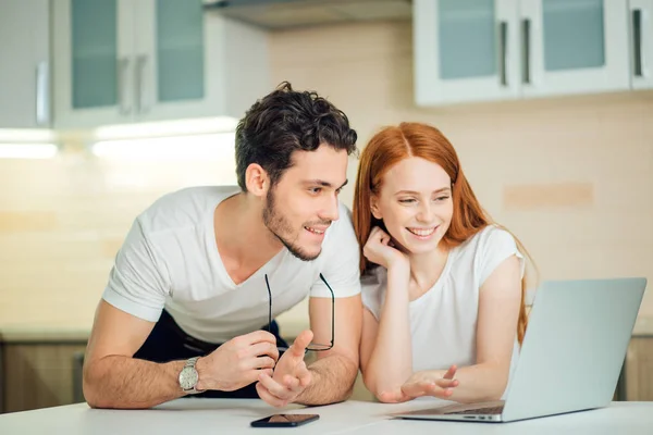 Casal com laptop passar tempo juntos em casa — Fotografia de Stock