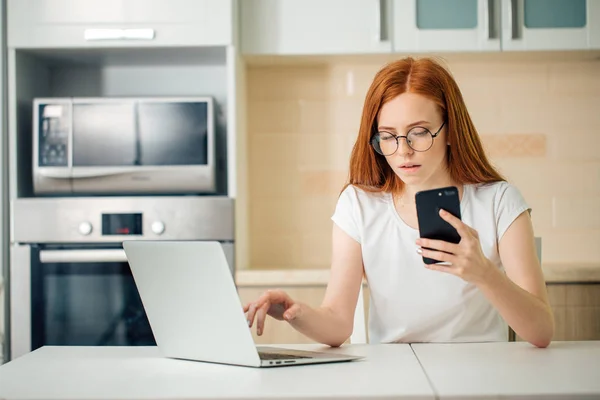 Young business woman is using a smartphone and smiling while working in office — Stock Photo, Image