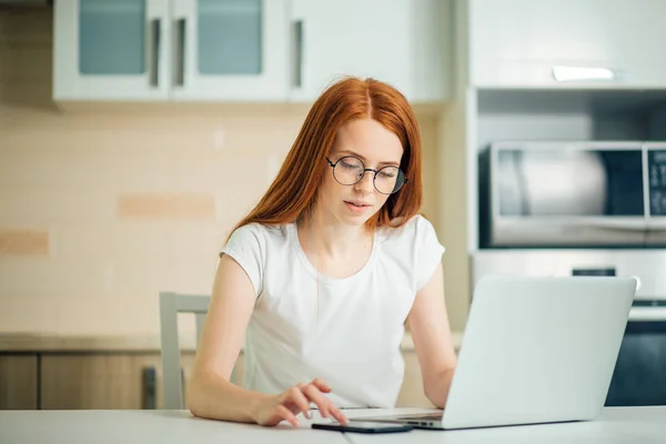 Young business woman is using a smartphone and smiling while working in office — Stock Photo, Image