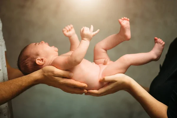 母と父の叫び生まれたばかりの赤ちゃんを保持 — ストック写真