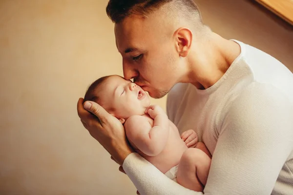 Vader Holding Pasgeboren Baby thuis in de buurt van venster — Stockfoto