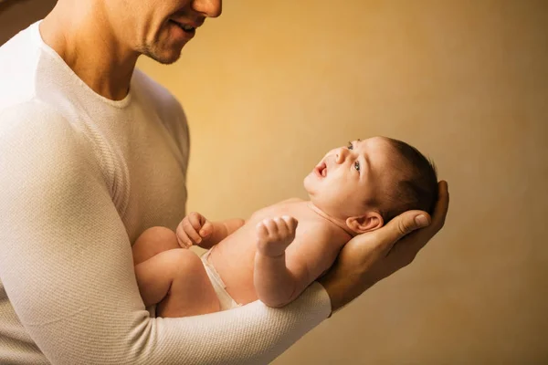 Padre Holding neonato a casa vicino alla finestra — Foto Stock