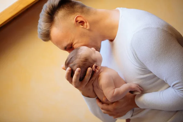 Vader Holding Pasgeboren Baby thuis in de buurt van venster — Stockfoto