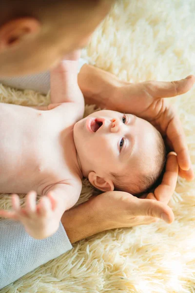 Baba, látszó-on fényképezőgép, feküdt a fehér takaró — Stock Fotó