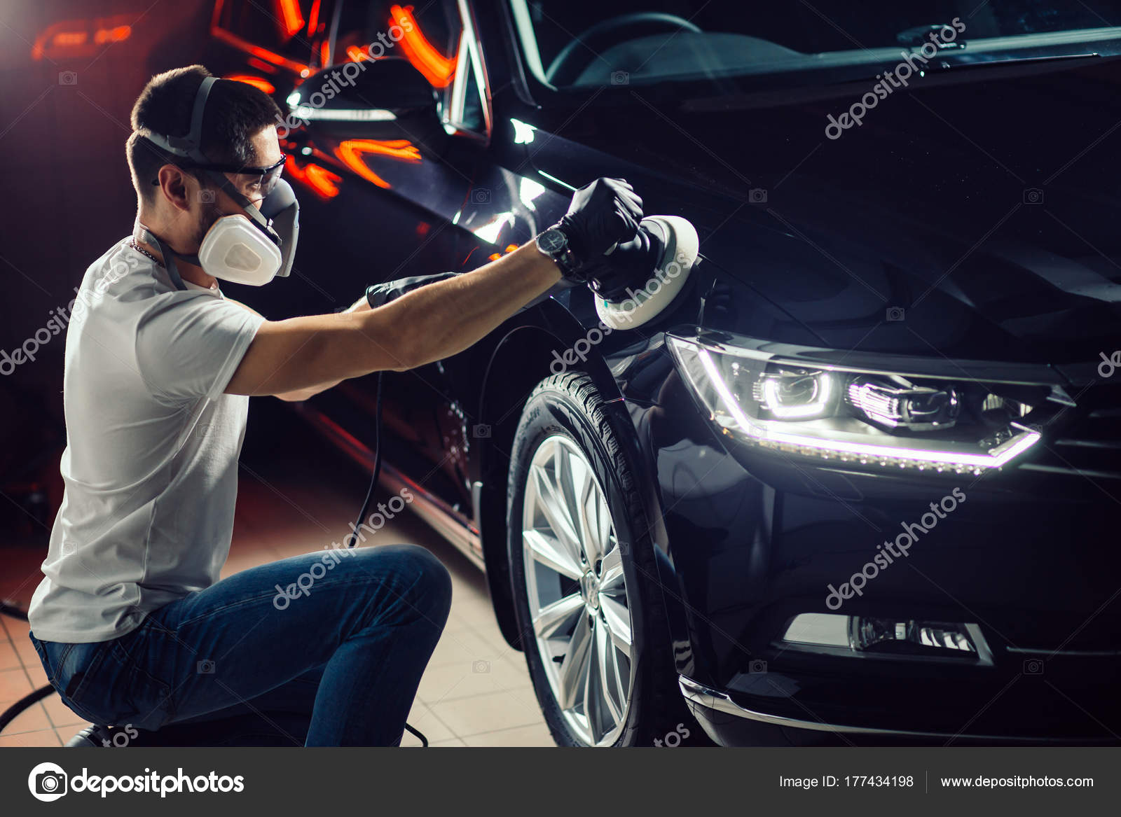 Coche detalling.Man mano de sostener y pulir el coche.Polish cera de coche  Fotografía de stock - Alamy