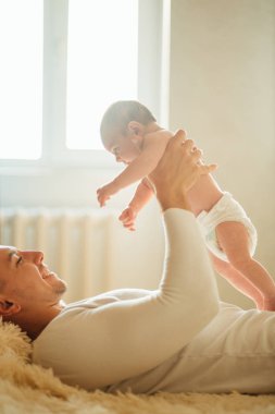 Şirin bebek kızı yatakta yatan baba