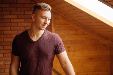 erkek gömlek gülümseyen ve çapraz kollar ile stand