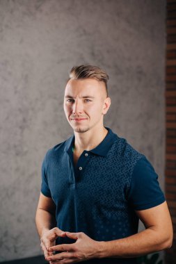 Beton duvara yaslanmış ve düşünme adam