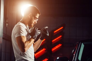 adam cam atölyesinde koruyucu maske giymek