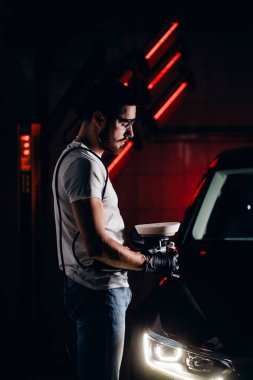 makinist işçisi hazırlamak güç arabellek makine tarafından araba parlatma için