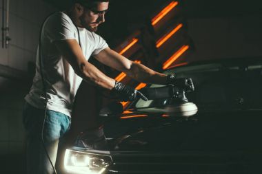 Araba Lehçe balmumu. bir Parlatıcı holding işçi eller