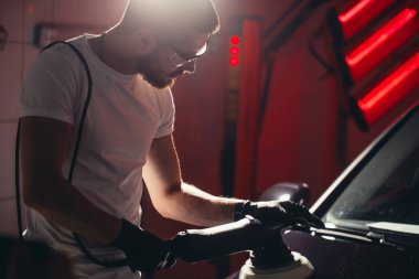 Araba Lehçe balmumu. bir Parlatıcı holding işçi eller