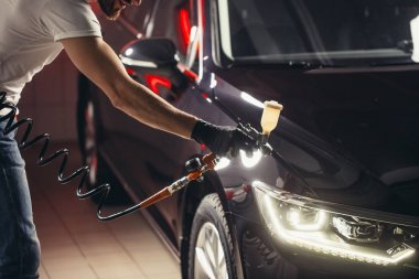 Oto yıkama ve boya iş seramik kaplama ile. Araba için vernik püskürtme.