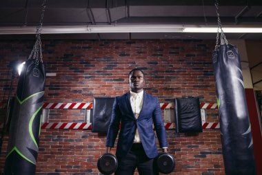 Genç adam halter kaldırma yerleştirmek