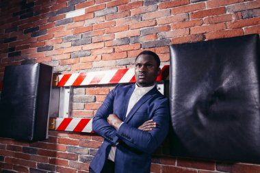 çapraz kolları olan Afrika iş adamı