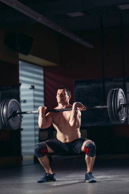 adam çıplak gövde egzersiz halter spor yapıyor