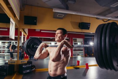 kaslı adam ağız kavgası egzersiz halter ile yapmak