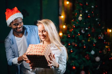 Noel hediyesi kız arkadaşına veren adam