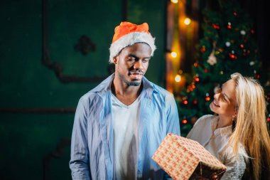Noel hediyesi kız arkadaşına veren adam