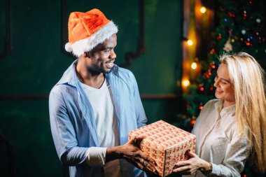 Noel hediyesi kız arkadaşına veren adam