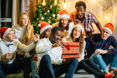 sihirli Noel hediye açılış mutlu gülümseyen arkadaşlar