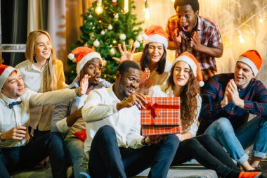 sihirli Noel hediye açılış mutlu gülümseyen arkadaşlar