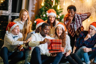 sihirli Noel hediye açılış mutlu gülümseyen arkadaşlar