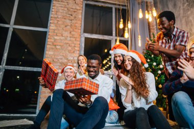 sihirli Noel hediye açılış mutlu gülümseyen arkadaşlar