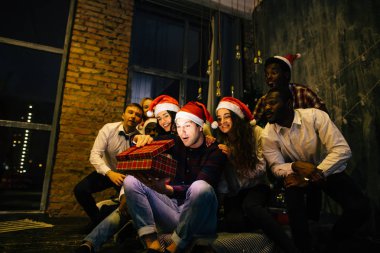 sihirli Noel hediye açılış mutlu gülümseyen arkadaşlar