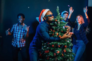 Afrika kökenli Amerikalı adam Noel ağacı ile sarılma