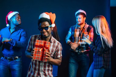 adam Noel hediyesi elinde tutan çekici gülümseme ile