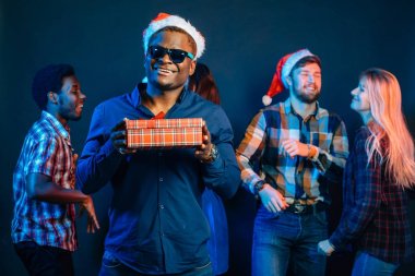 adam Noel hediyesi elinde tutan çekici gülümseme ile