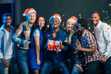 insanlar Noel partisinde eğleniyor