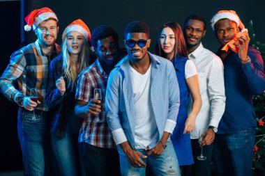 insanlar Noel partisinde eğleniyor