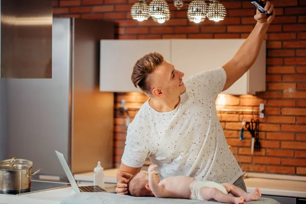 Father are spending time with baby. Dad is doing selfie using a smartphone — Stock Photo, Image
